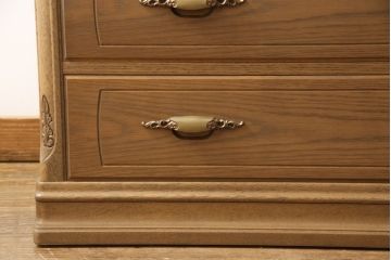 箪笥を綺麗に再生!高品質リペアを施し、天板と足元の幅を中央幅に合わせてカット。