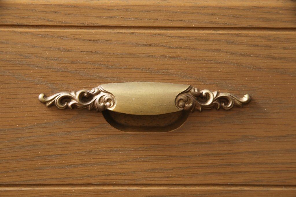 箪笥を綺麗に再生!高品質リペアを施し、天板と足元の幅を中央幅に合わせてカット。