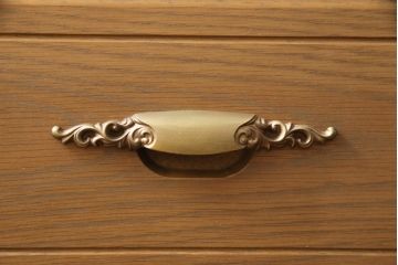 箪笥を綺麗に再生!高品質リペアを施し、天板と足元の幅を中央幅に合わせてカット。