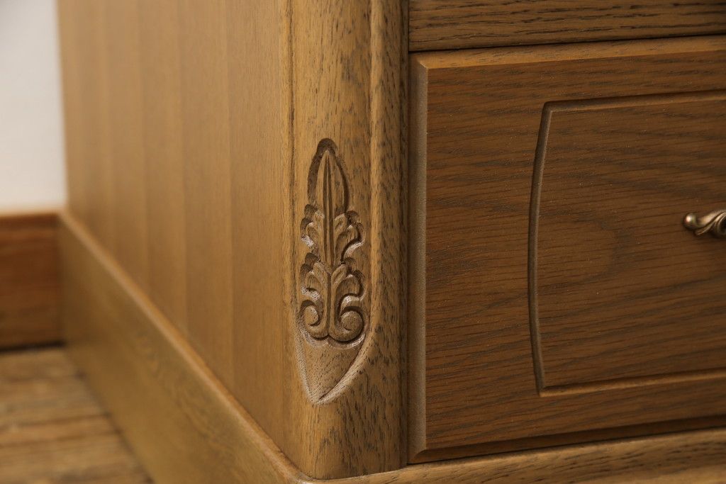 箪笥を綺麗に再生!高品質リペアを施し、天板と足元の幅を中央幅に合わせてカット。