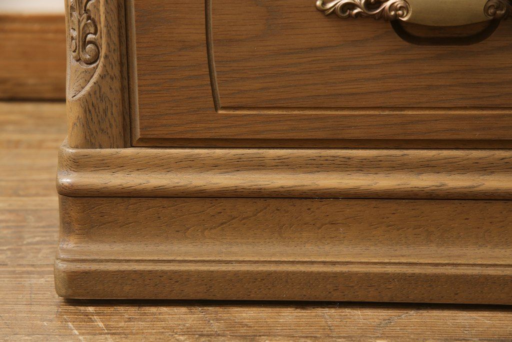 箪笥を綺麗に再生!高品質リペアを施し、天板と足元の幅を中央幅に合わせてカット。