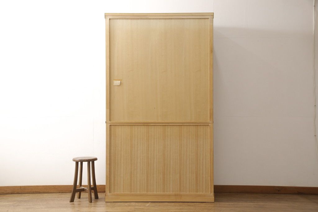 箪笥を綺麗に再生!高品質リペアを施し、天板と足元の幅を中央幅に合わせてカット。