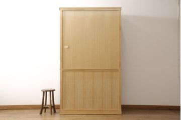 箪笥を綺麗に再生!高品質リペアを施し、天板と足元の幅を中央幅に合わせてカット。