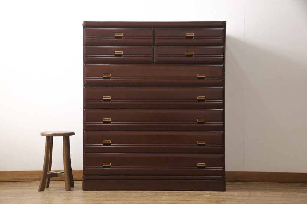 箪笥を綺麗に再生!高品質リペアを施し、本来の色味になるよう仕上げ。