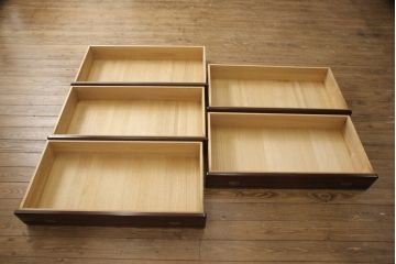 箪笥を綺麗に再生!高品質リペアを施し、本来の色味になるよう仕上げ。