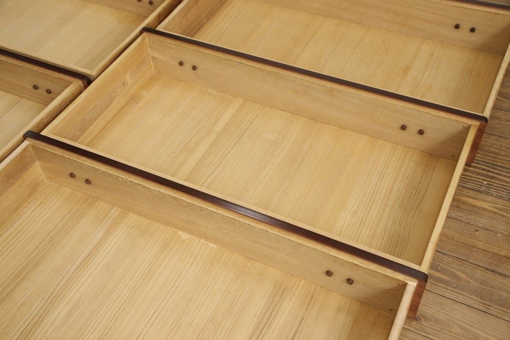 箪笥を綺麗に再生!高品質リペアを施し、本来の色味になるよう仕上げ。