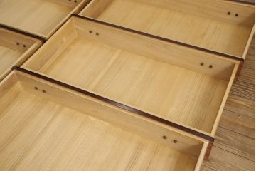 箪笥を綺麗に再生!高品質リペアを施し、本来の色味になるよう仕上げ。