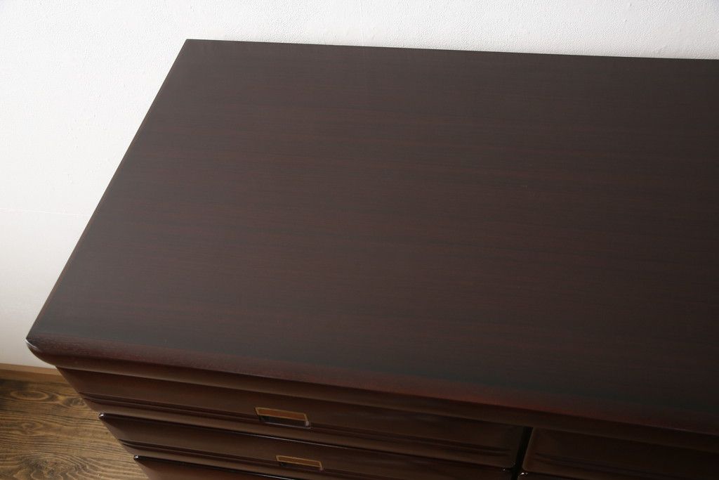 箪笥を綺麗に再生!高品質リペアを施し、本来の色味になるよう仕上げ。