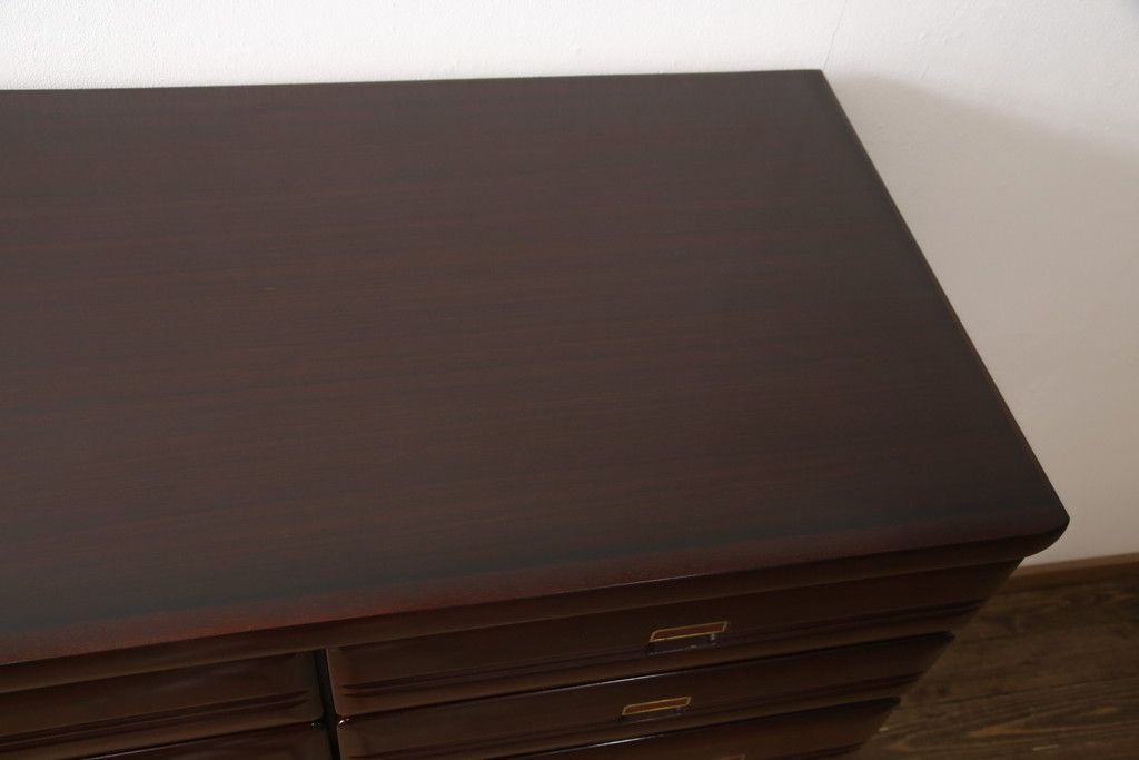 箪笥を綺麗に再生!高品質リペアを施し、本来の色味になるよう仕上げ。