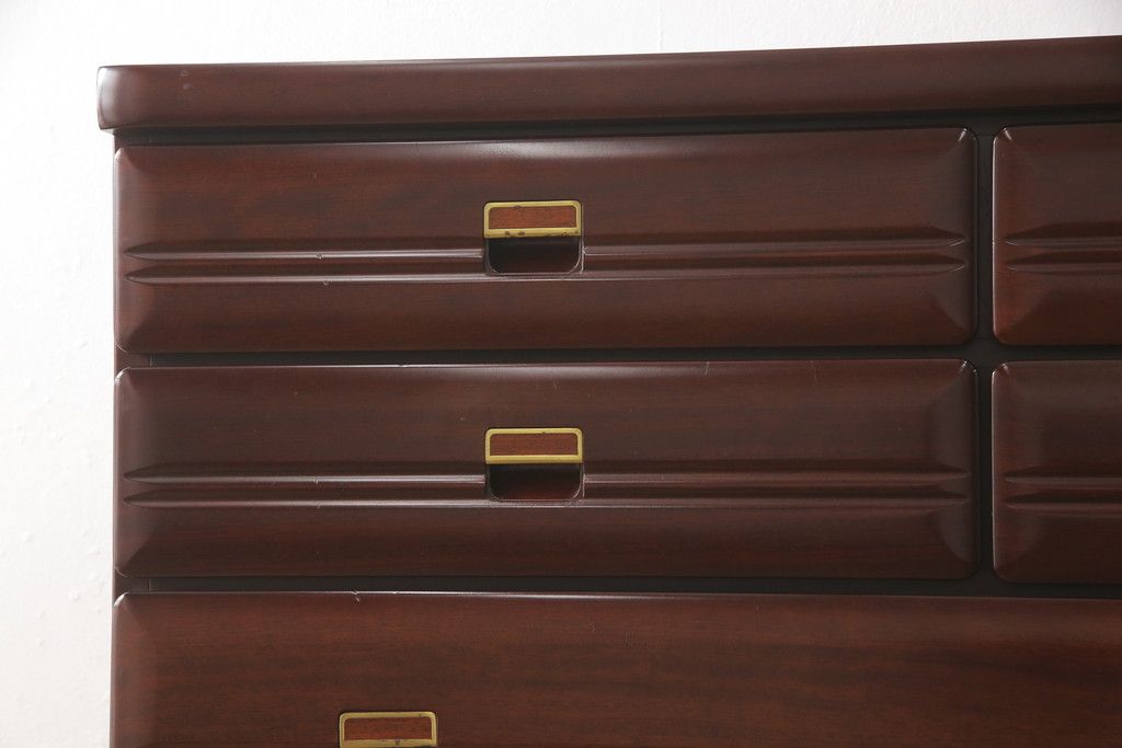 箪笥を綺麗に再生!高品質リペアを施し、本来の色味になるよう仕上げ。