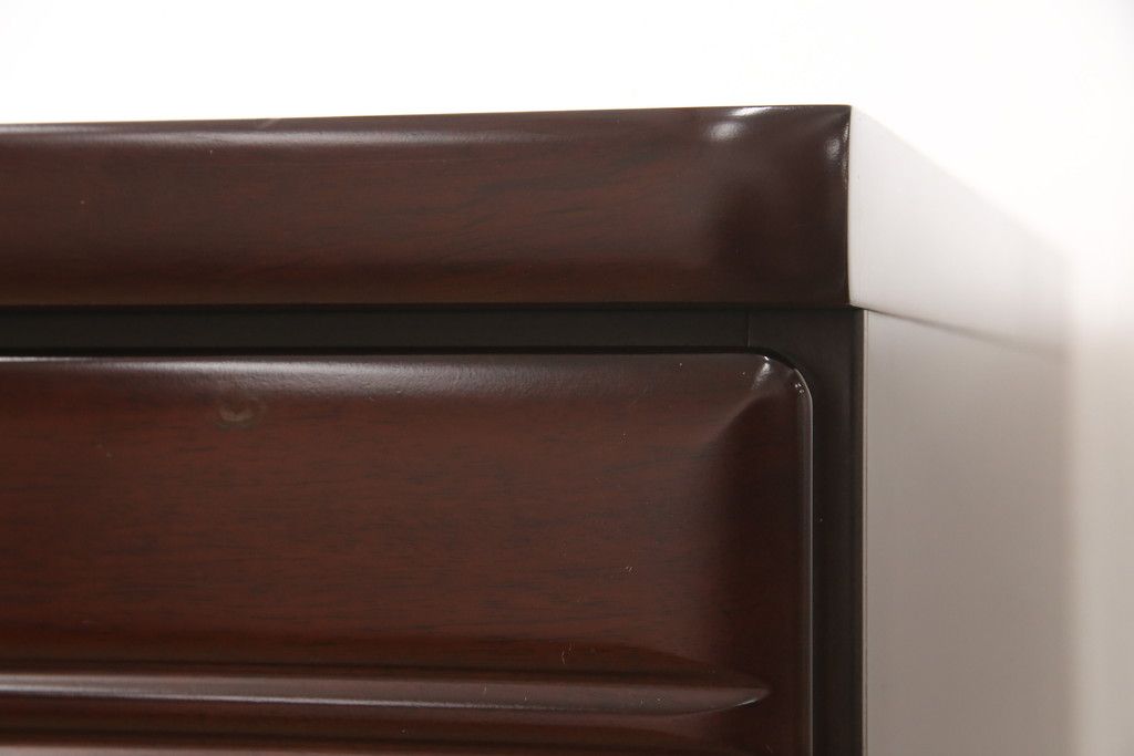 箪笥を綺麗に再生!高品質リペアを施し、本来の色味になるよう仕上げ。