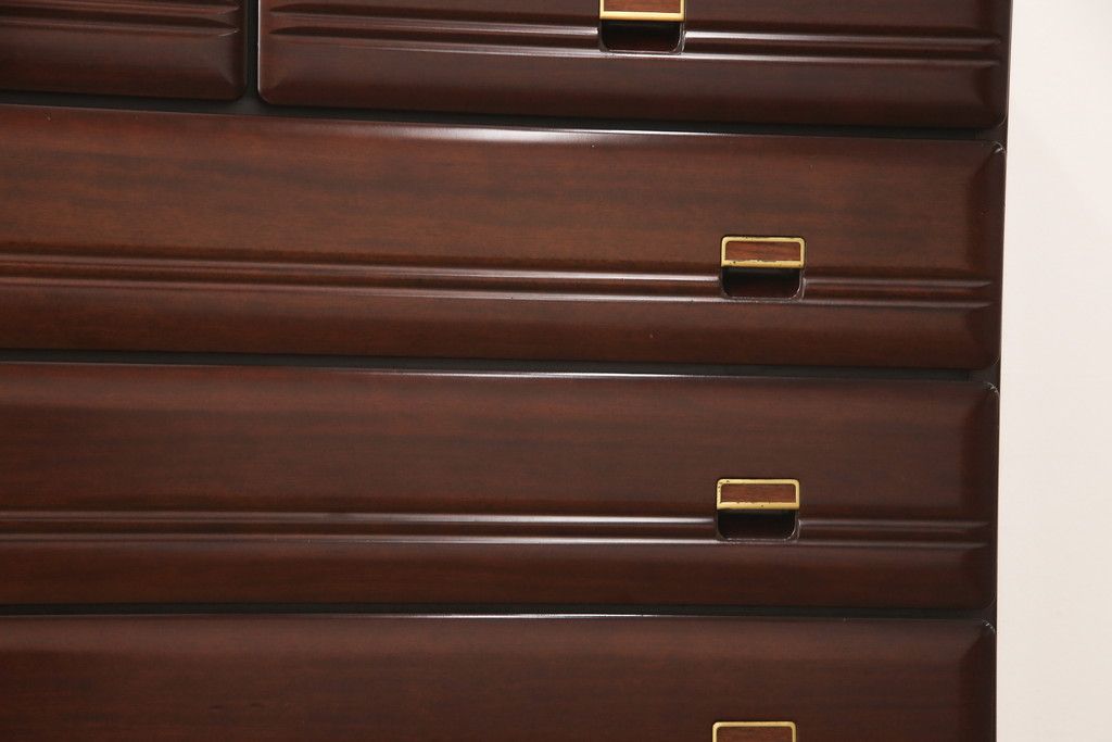 箪笥を綺麗に再生!高品質リペアを施し、本来の色味になるよう仕上げ。