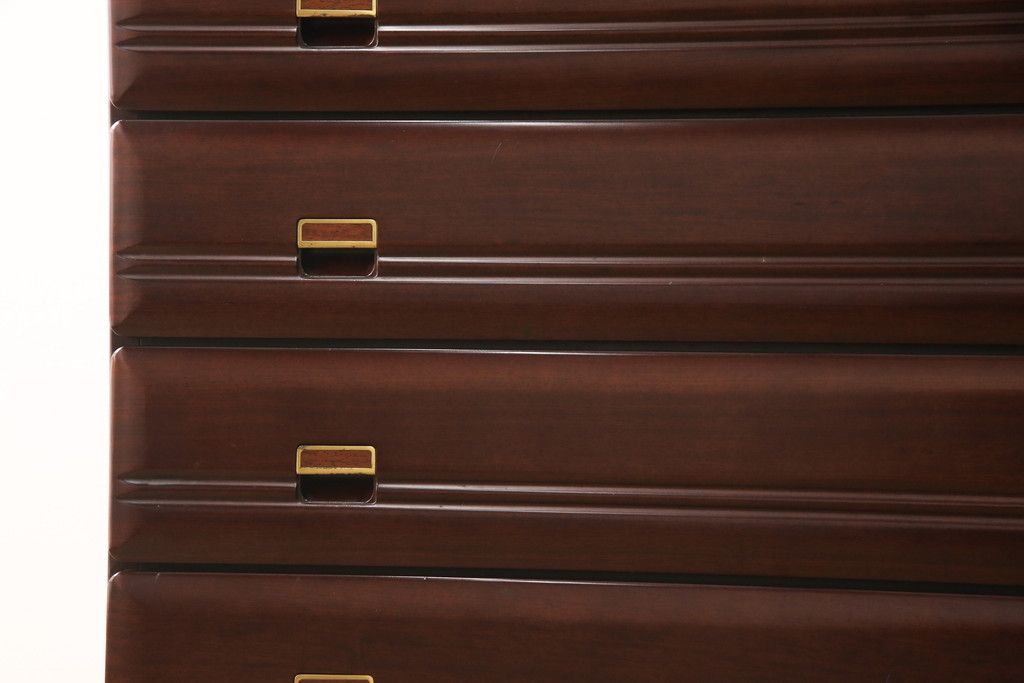 箪笥を綺麗に再生!高品質リペアを施し、本来の色味になるよう仕上げ。