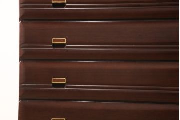 箪笥を綺麗に再生!高品質リペアを施し、本来の色味になるよう仕上げ。