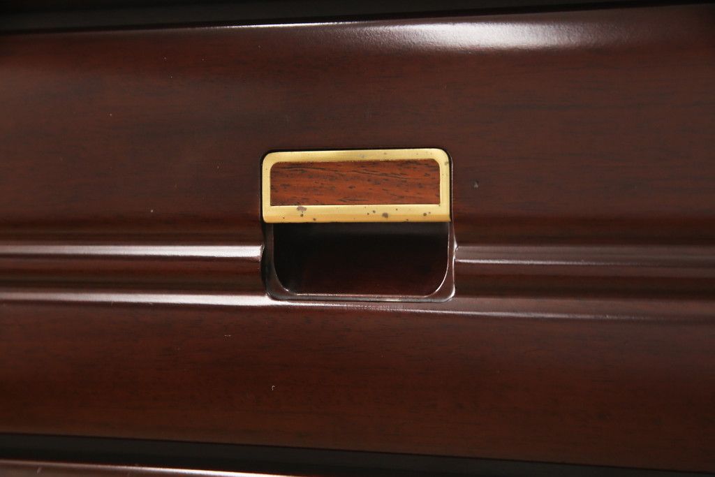 箪笥を綺麗に再生!高品質リペアを施し、本来の色味になるよう仕上げ。