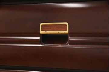 箪笥を綺麗に再生!高品質リペアを施し、本来の色味になるよう仕上げ。