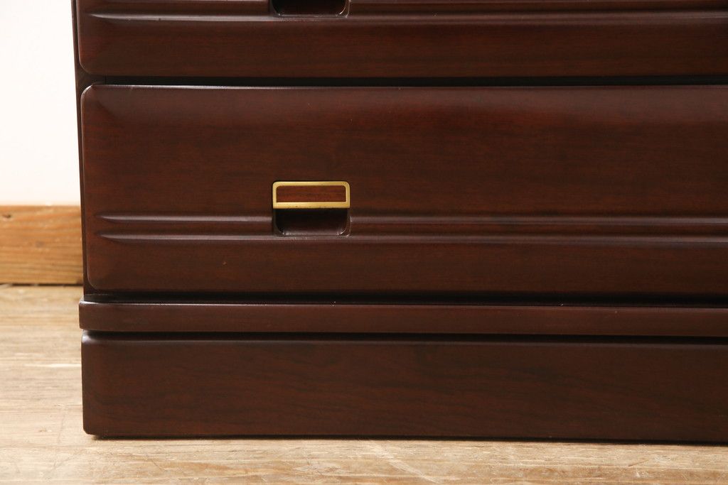 箪笥を綺麗に再生!高品質リペアを施し、本来の色味になるよう仕上げ。