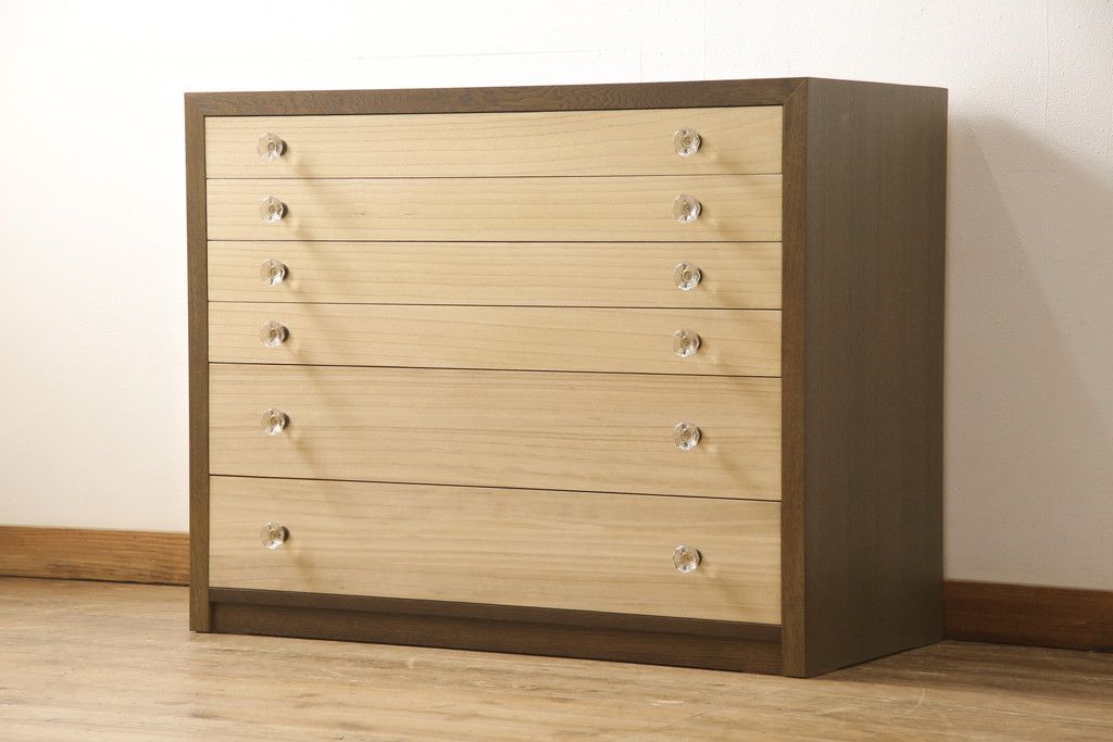 ワードローブとチェストを使って新たなチェストにリメイク!外側はワードローブを、内側はチェストの構造を使用。引き出しに取っ手を付けて、バイカラーに。