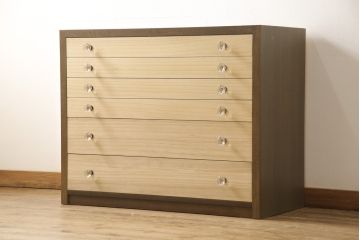 ワードローブとチェストを使って新たなチェストにリメイク!外側はワードローブを、内側はチェストの構造を使用。引き出しに取っ手を付けて、バイカラーに。