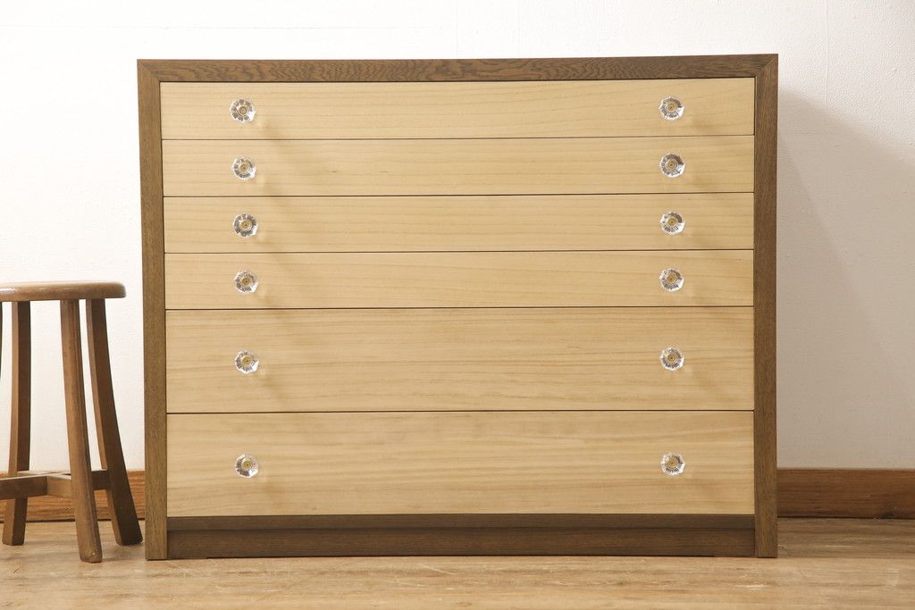 ワードローブとチェストを使って新たなチェストにリメイク!外側はワードローブを、内側はチェストの構造を使用。引き出しに取っ手を付けて、バイカラーに。