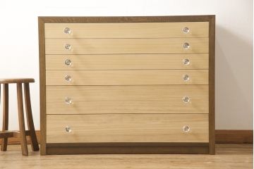 ワードローブとチェストを使って新たなチェストにリメイク!外側はワードローブを、内側はチェストの構造を使用。引き出しに取っ手を付けて、バイカラーに。