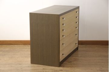 ワードローブとチェストを使って新たなチェストにリメイク!外側はワードローブを、内側はチェストの構造を使用。引き出しに取っ手を付けて、バイカラーに。