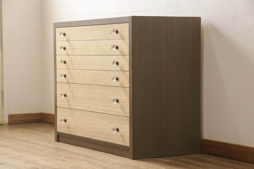 ワードローブとチェストを使って新たなチェストにリメイク!外側はワードローブを、内側はチェストの構造を使用。引き出しに取っ手を付けて、バイカラーに。