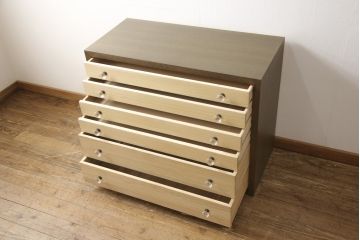 ワードローブとチェストを使って新たなチェストにリメイク!外側はワードローブを、内側はチェストの構造を使用。引き出しに取っ手を付けて、バイカラーに。