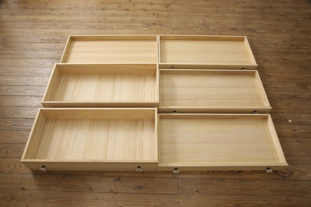 ワードローブとチェストを使って新たなチェストにリメイク!外側はワードローブを、内側はチェストの構造を使用。引き出しに取っ手を付けて、バイカラーに。