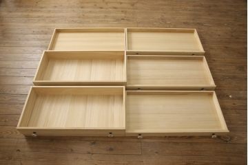 ワードローブとチェストを使って新たなチェストにリメイク!外側はワードローブを、内側はチェストの構造を使用。引き出しに取っ手を付けて、バイカラーに。