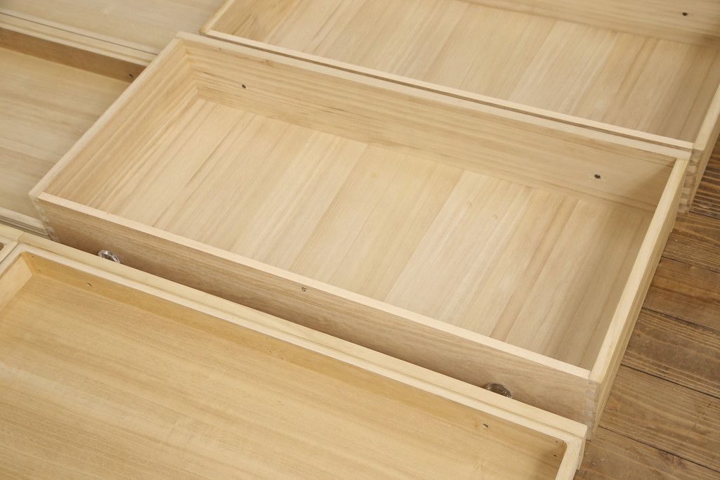 ワードローブとチェストを使って新たなチェストにリメイク!外側はワードローブを、内側はチェストの構造を使用。引き出しに取っ手を付けて、バイカラーに。