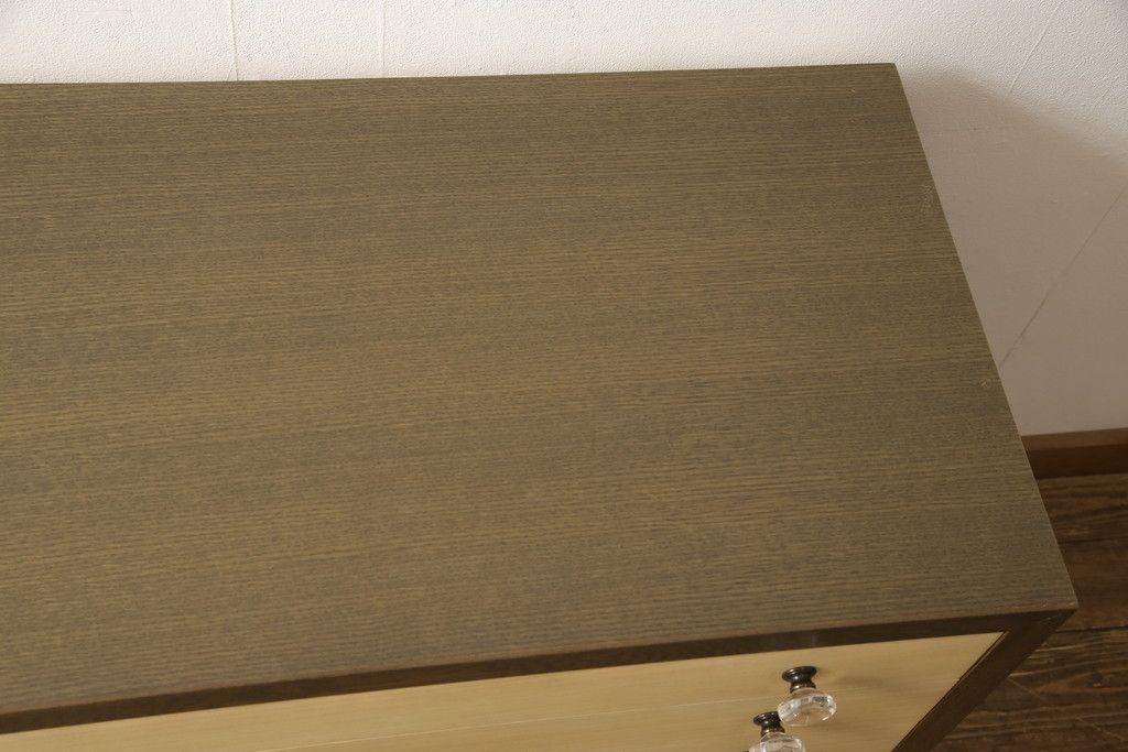 ワードローブとチェストを使って新たなチェストにリメイク!外側はワードローブを、内側はチェストの構造を使用。引き出しに取っ手を付けて、バイカラーに。