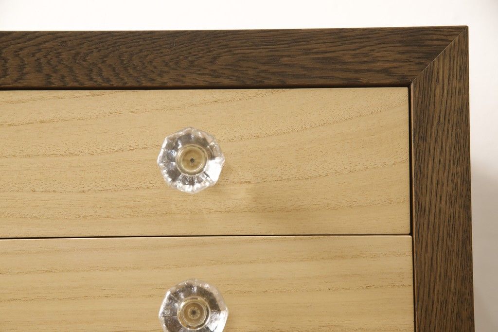 ワードローブとチェストを使って新たなチェストにリメイク!外側はワードローブを、内側はチェストの構造を使用。引き出しに取っ手を付けて、バイカラーに。