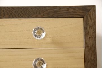 ワードローブとチェストを使って新たなチェストにリメイク!外側はワードローブを、内側はチェストの構造を使用。引き出しに取っ手を付けて、バイカラーに。