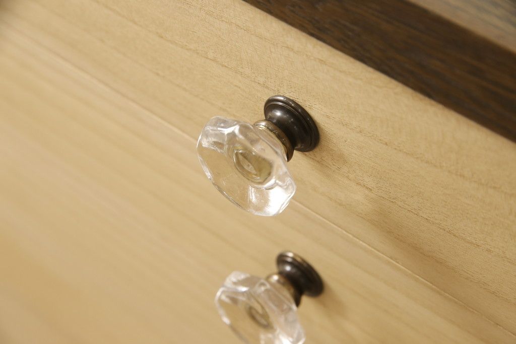 ワードローブとチェストを使って新たなチェストにリメイク!外側はワードローブを、内側はチェストの構造を使用。引き出しに取っ手を付けて、バイカラーに。