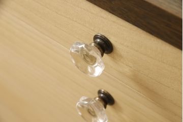 ワードローブとチェストを使って新たなチェストにリメイク!外側はワードローブを、内側はチェストの構造を使用。引き出しに取っ手を付けて、バイカラーに。