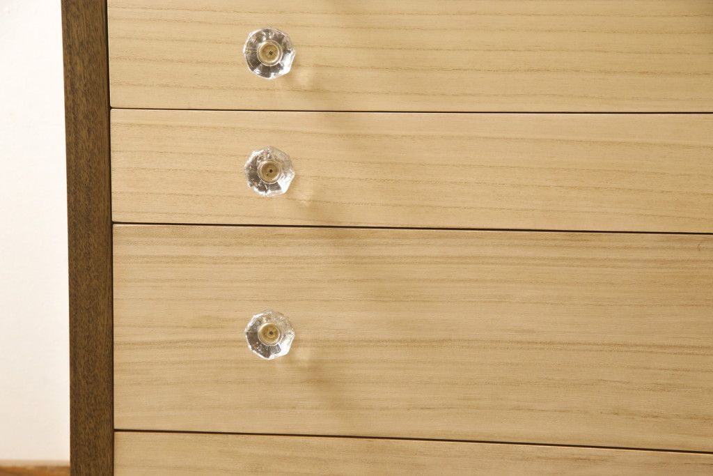 ワードローブとチェストを使って新たなチェストにリメイク!外側はワードローブを、内側はチェストの構造を使用。引き出しに取っ手を付けて、バイカラーに。