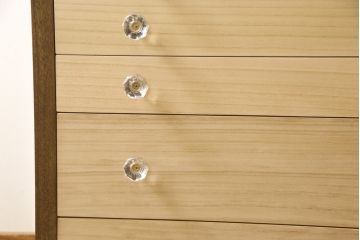 ワードローブとチェストを使って新たなチェストにリメイク!外側はワードローブを、内側はチェストの構造を使用。引き出しに取っ手を付けて、バイカラーに。