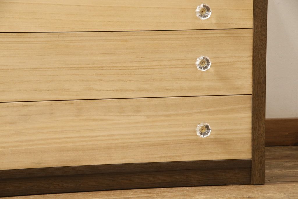 ワードローブとチェストを使って新たなチェストにリメイク!外側はワードローブを、内側はチェストの構造を使用。引き出しに取っ手を付けて、バイカラーに。