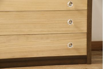 ワードローブとチェストを使って新たなチェストにリメイク!外側はワードローブを、内側はチェストの構造を使用。引き出しに取っ手を付けて、バイカラーに。