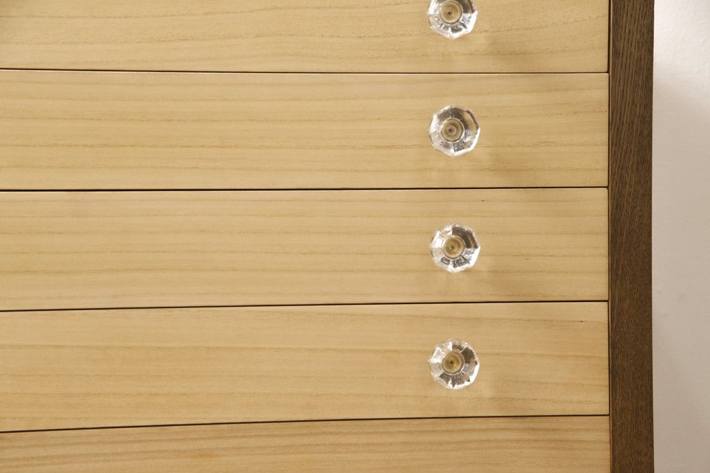 ワードローブとチェストを使って新たなチェストにリメイク!外側はワードローブを、内側はチェストの構造を使用。引き出しに取っ手を付けて、バイカラーに。