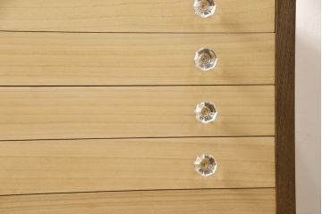 ワードローブとチェストを使って新たなチェストにリメイク!外側はワードローブを、内側はチェストの構造を使用。引き出しに取っ手を付けて、バイカラーに。