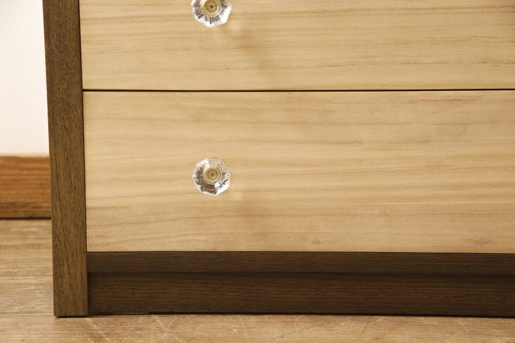 ワードローブとチェストを使って新たなチェストにリメイク!外側はワードローブを、内側はチェストの構造を使用。引き出しに取っ手を付けて、バイカラーに。