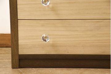 ワードローブとチェストを使って新たなチェストにリメイク!外側はワードローブを、内側はチェストの構造を使用。引き出しに取っ手を付けて、バイカラーに。