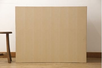 ワードローブとチェストを使って新たなチェストにリメイク!外側はワードローブを、内側はチェストの構造を使用。引き出しに取っ手を付けて、バイカラーに。