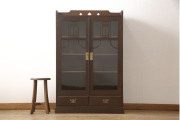 本箱を綺麗に再生!高品質リペアを施し、ガラスの破損部分はクリアガラスに交換。取っ手を交換して、本体の色味に合わせて仕上げ。