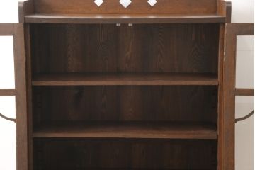 本箱を綺麗に再生!高品質リペアを施し、ガラスの破損部分はクリアガラスに交換。取っ手を交換して、本体の色味に合わせて仕上げ。