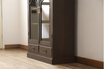 本箱を綺麗に再生!高品質リペアを施し、ガラスの破損部分はクリアガラスに交換。取っ手を交換して、本体の色味に合わせて仕上げ。