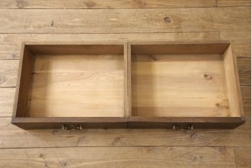 本箱を綺麗に再生!高品質リペアを施し、ガラスの破損部分はクリアガラスに交換。取っ手を交換して、本体の色味に合わせて仕上げ。