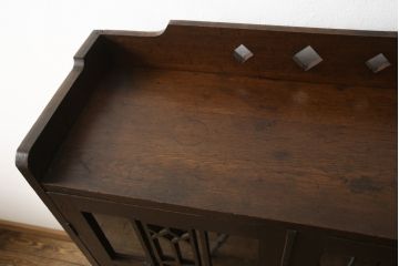 本箱を綺麗に再生!高品質リペアを施し、ガラスの破損部分はクリアガラスに交換。取っ手を交換して、本体の色味に合わせて仕上げ。